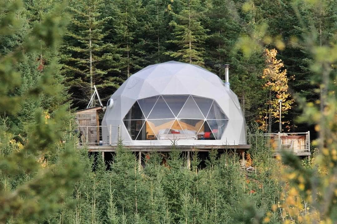 Versants de la Falaise — Cliffside Dome Glamping