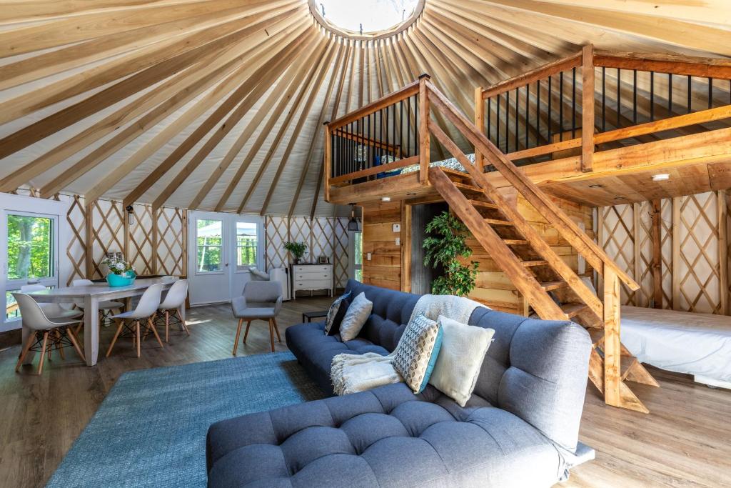 Yourtes Glamping du Poisson Blanc — Lakeside Luxury Yurts